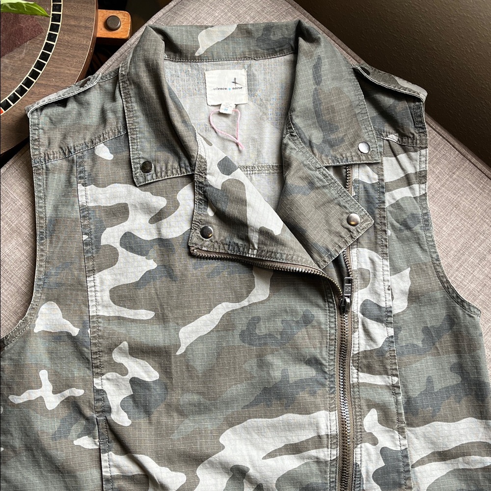 Silence + Noise Embroidered Camo Biker Vest Sleeveless Zip M - Picture 4 of 7